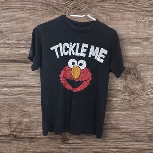 ⭐️Sesame Street Black and Red Elmo Short Sleeve Tee Size Small
